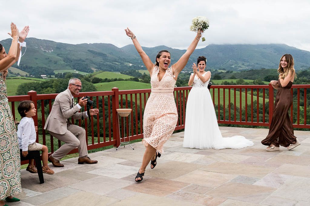Marié criant de joie lors d’un mariage capturé en reportage photo naturel dans les landes