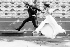 Photographe mariage couple dynamique course noir et blanc