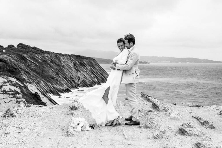 Séance photo couple à la plage de biarritz, mariés