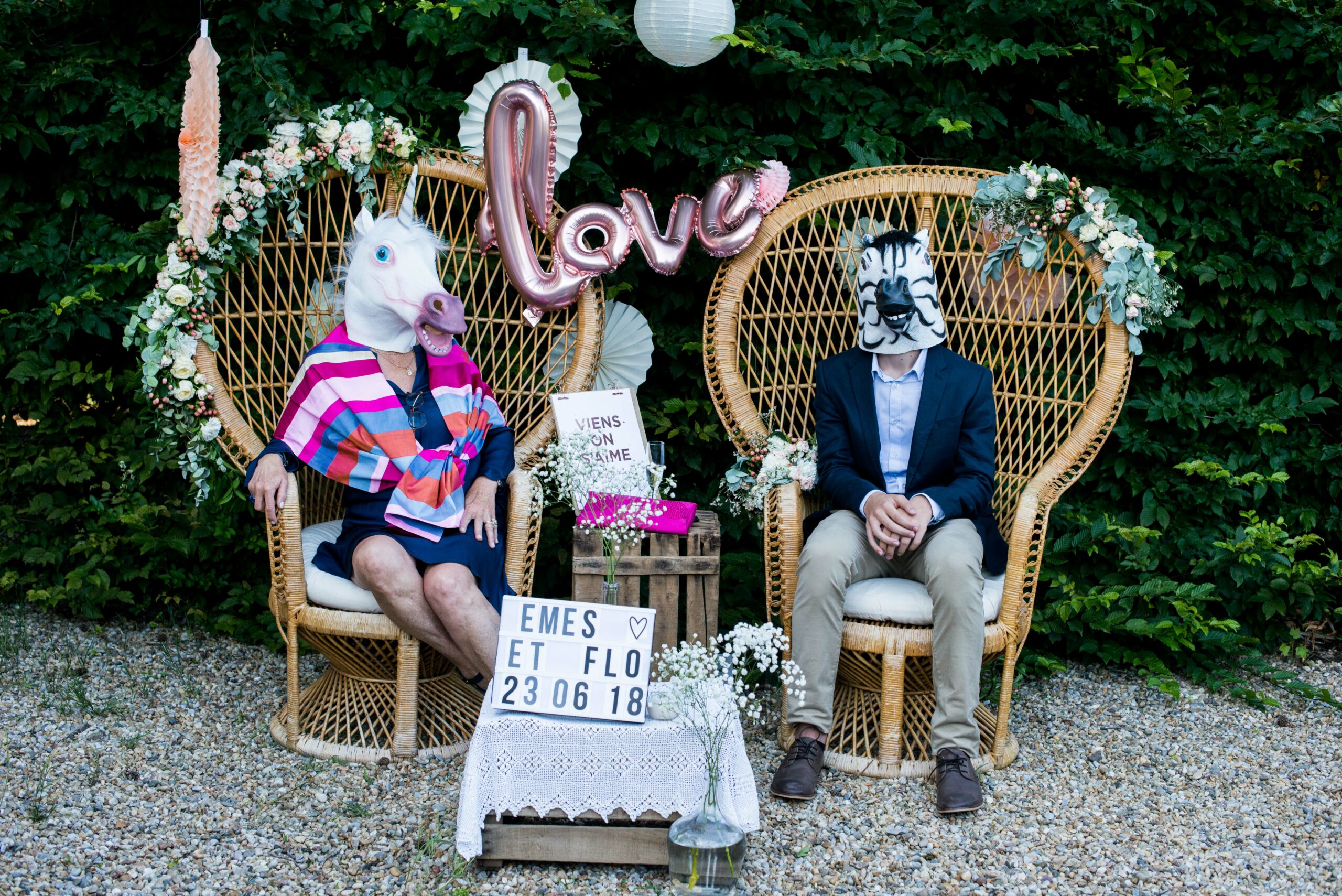 couple deguisé fun fauteuil emmanuelle decalé devant un photobooth pour une mariage