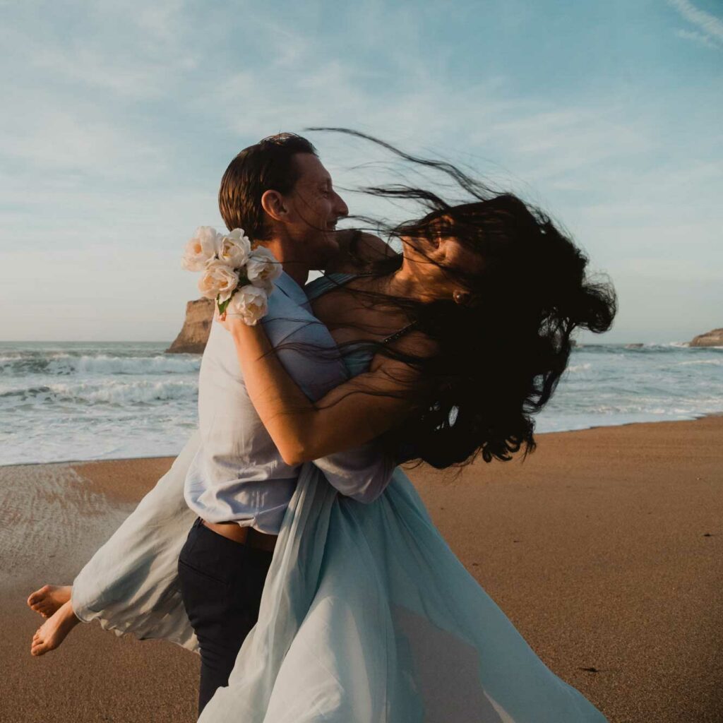 Séance couple de mariés à la plage de biarritz, réalisée dans une ambiance naturelle