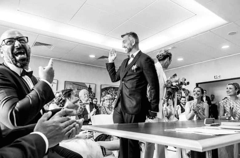 Présence discrète d’un photographe de mariage lors d’un reportage naturel lors de la cérémonie civile à la mairie