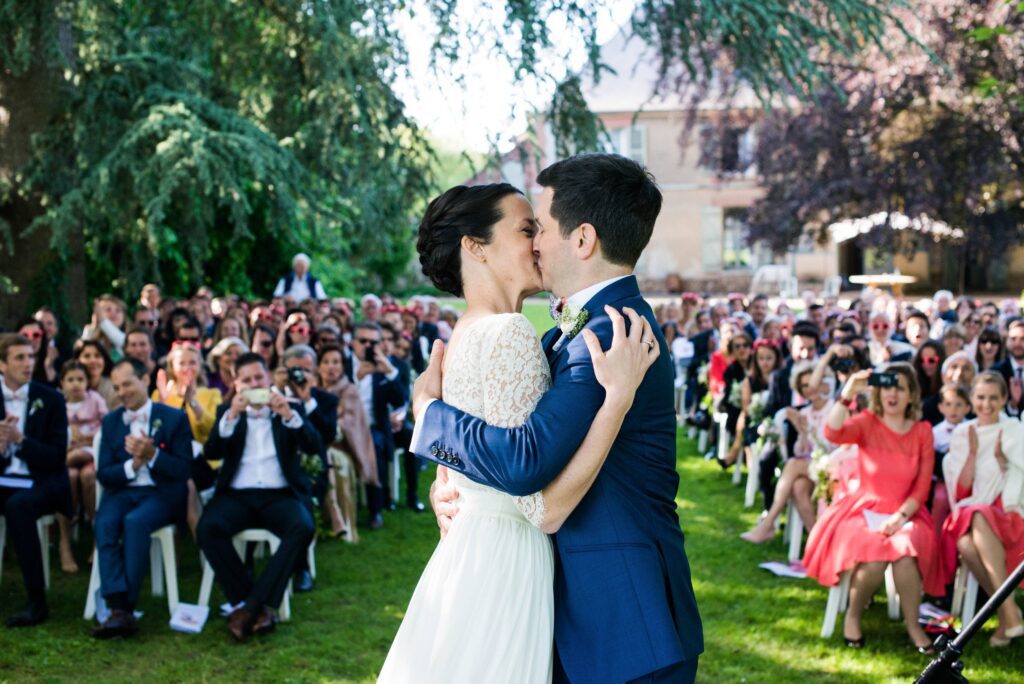 couple de mariés s'embrassant lors de leur mariage dans les landes sous l'oeil du photographe de mariage.