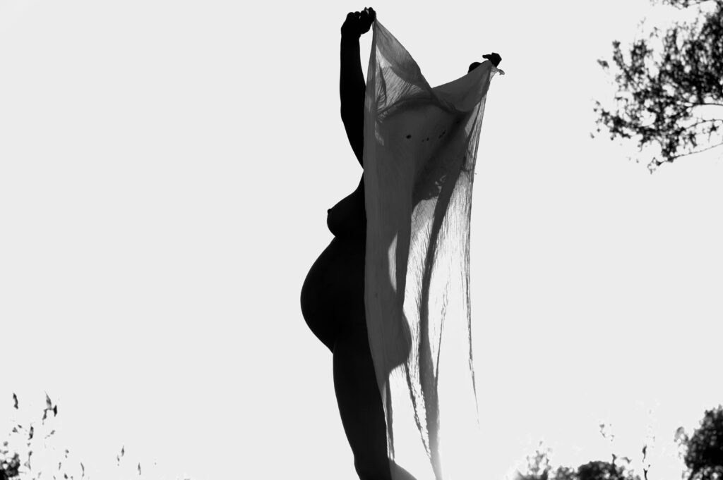 femme enceinte en silhouette sur la plage dans les Landes séance photo grossesse artistique