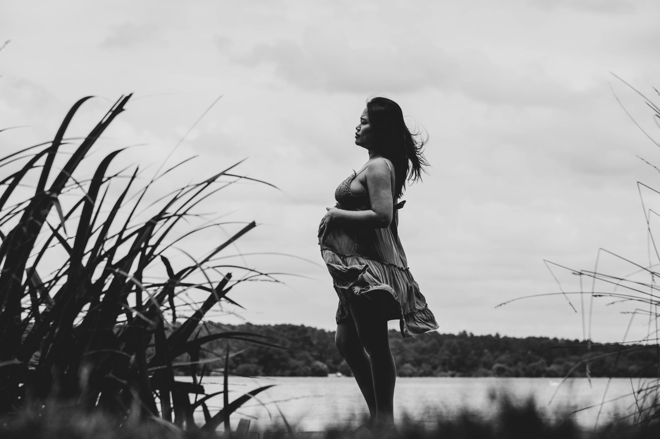 Photographie d'une femme enceinte sur la plage dans les landes en noir et blanc