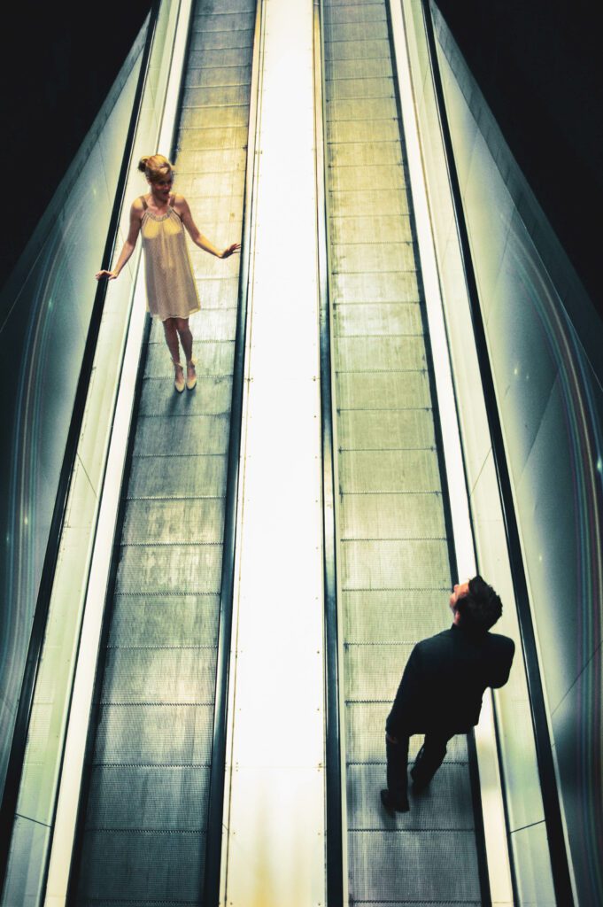 photographe de mariage original prise dans un escalator où les mariés se croisent.