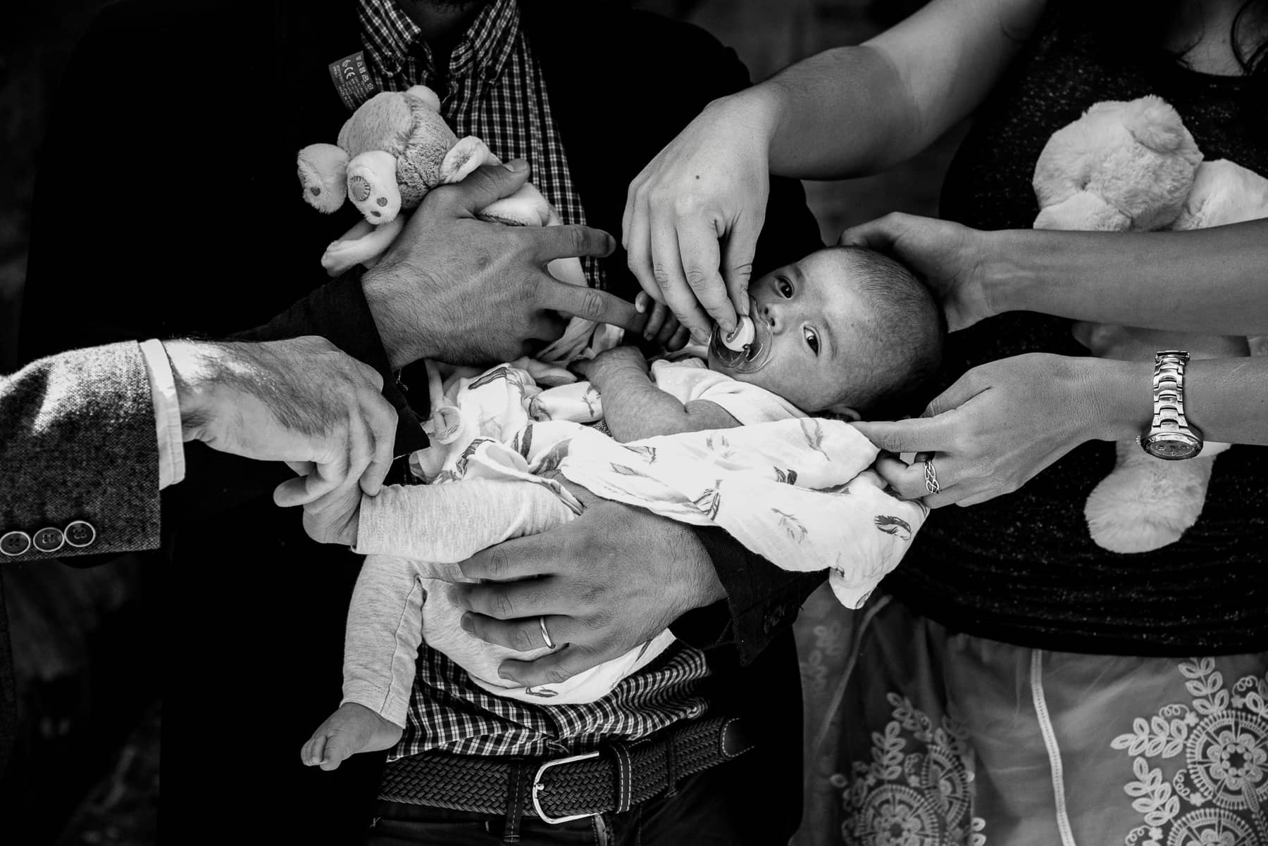 photographie d'un bébé venant de naitre dans les bras de ses parents, dans les landes 40