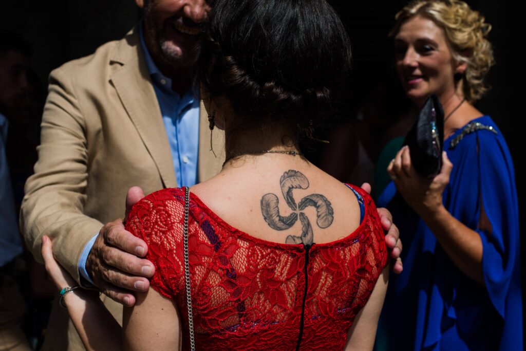 Photographe mariage Bayonne invités avec symbole basque et moment convivial lors de la réception au Pays Basque