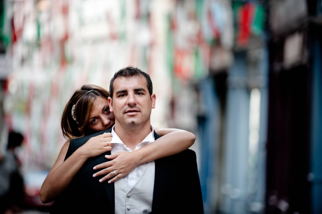 Photographe mariage Bayonne – couple enlacé dans les rues du Pays Basque ambiance urbaine