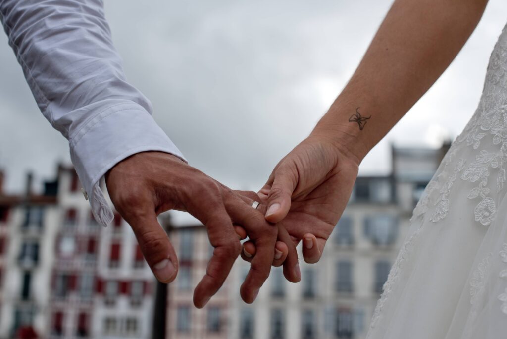Photographe mariage Bayonne détail des mains des mariés avec alliance et moment intime au Pays Basque