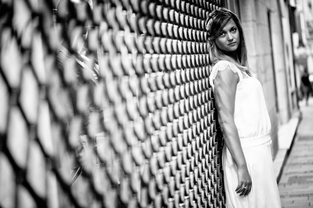 Photographe mariage Bayonne portrait de la mariée en noir et blanc contre un mur urbain au Pays Basque