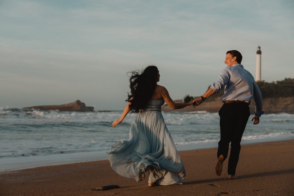 Photographe mariage Biarritz couple romantique devant le phare plage coucher de soleil